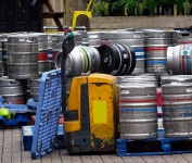 Descarregando barris de cerveja