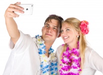 Coppia di vacanza prendendo selfie