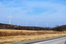 Turbinas eólicas ao longo da estrada rur