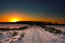 在路径上的冬季日落