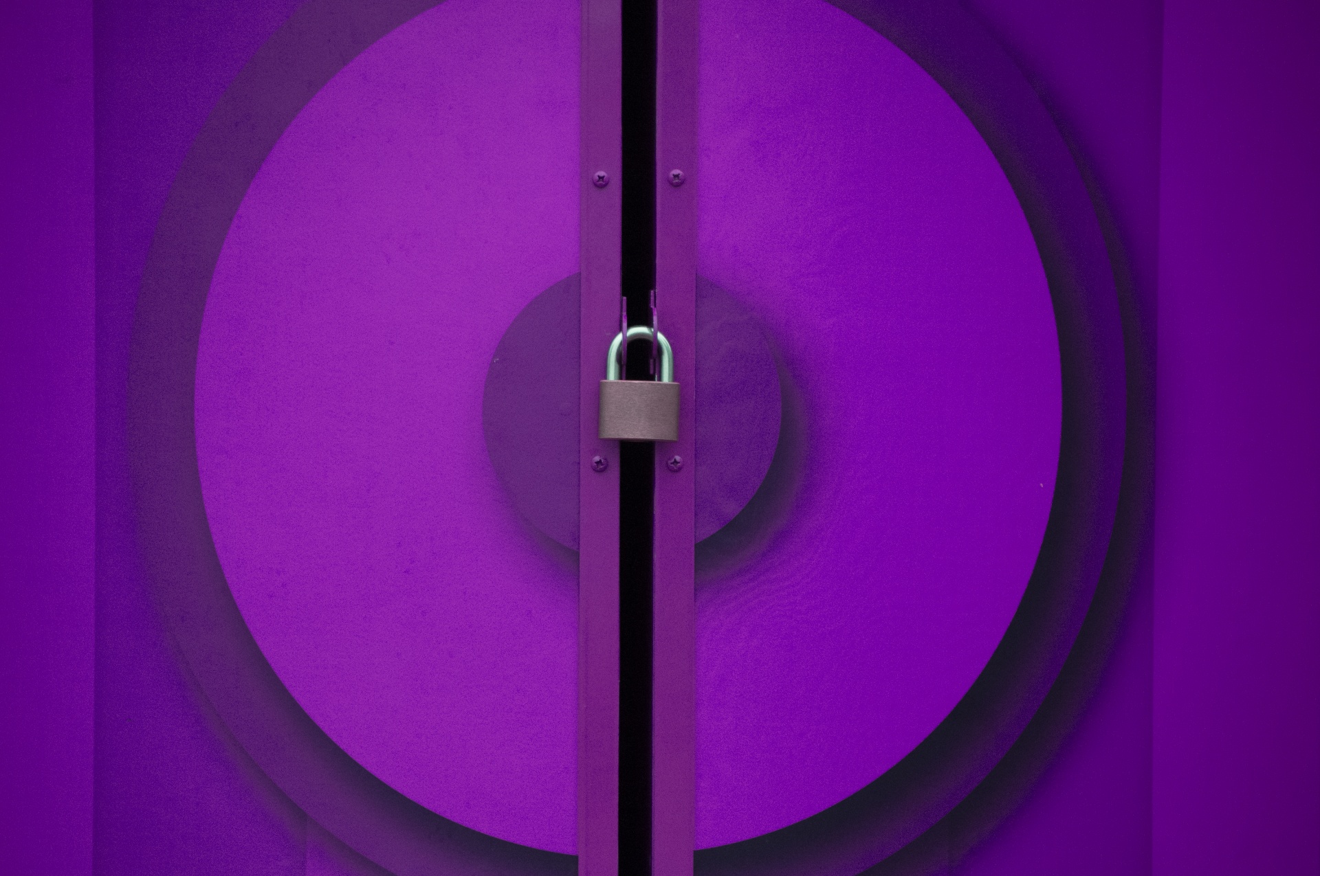 紫色挂锁的内阁
