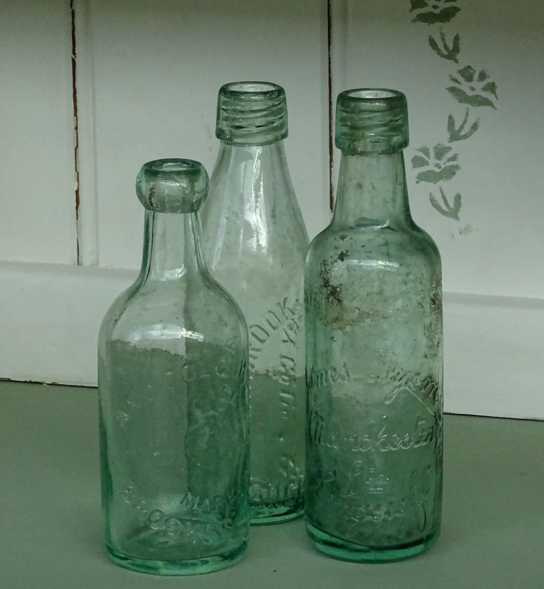 三个古董瓶