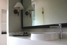 浴室水槽和镜子