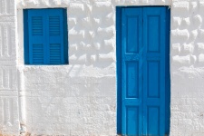 Niebieskie drzwi i biała ściana
