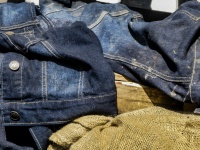 Burlap a modré džíny