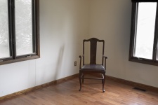 Stol i ett tomt rum