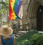 Porta de igreja com bandeira de orgulho