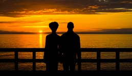 Par som tittar på solnedgången