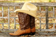 Cizme de cowboy și pălărie pe bancă
