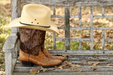 Chapeau de cow-boy et bottes sur le banc