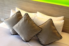 Almofadas e travesseiros em uma cama de 