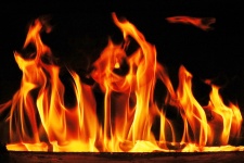 Flammor i eldstaden