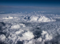 Vliegen over wolken