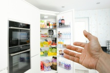 Mão apontando para geladeira