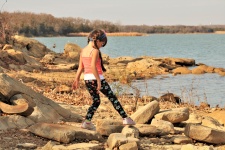 Petite fille marchant sur le lac Rive