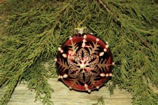 Červená vánoční koule a cedr