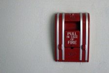赤い火災警報緊急スイッチ