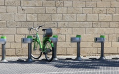 Sola bicicleta verde para alquilar