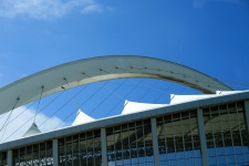 Stade sportif avec une arche blanche