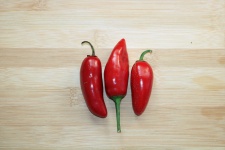 Tre peperoni rossi Jalapeno