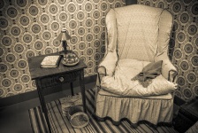 Vintage židle v místnosti