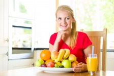 Mujer con plato de frutas