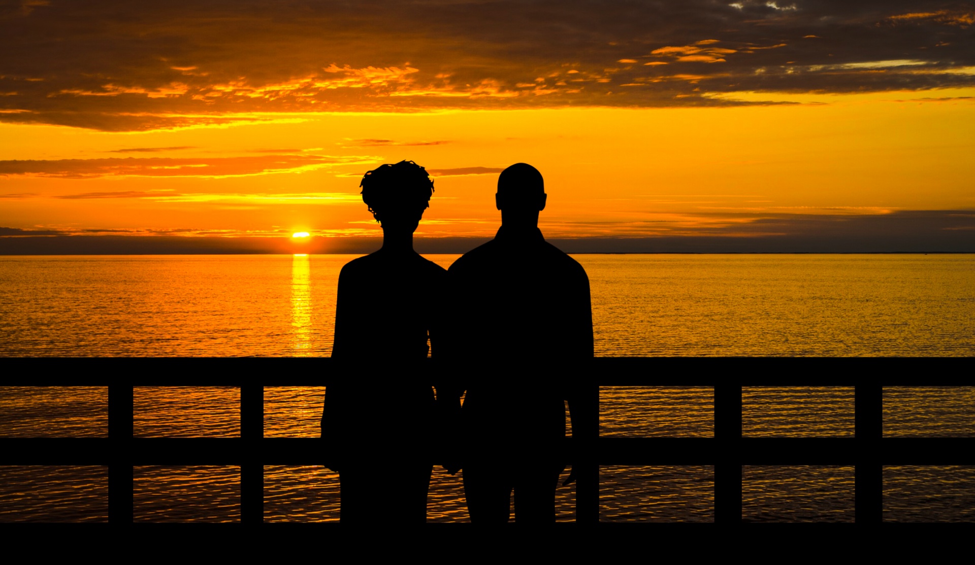 https://www.publicdomainpictures.net/pictures/280000/velka/couple-watching-sunset.jpg