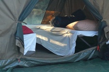 ágynemű a hordágyon belül a sátorban