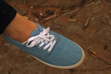 Niebieski płócienny but na damskiej stop