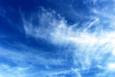 Blauer Himmel und feine dünne Wolken