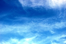 Cielo azul y finas y finas nubes tenues.