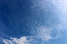 Błękitne niebo i wysokie chmury Cirrus