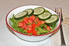 Primer plano de ensalada de verduras fre