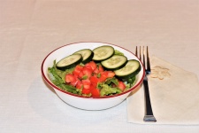 Insalata di verdure fresche sul tavolo