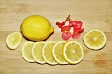 Citron et tranches sur bois