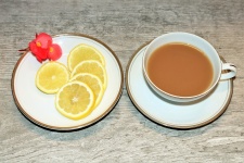 Plasterki cytryny i herbata
