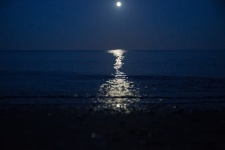 Měsíční reflexe na moři