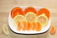 Plastry pomarańczy i cytryny na talerzu 