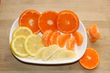 Apelsin och citronskivor på tallrik 3