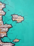 Muro di mattoni incrinato dipinto
