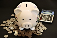 Piggy Bank-munten en rekenmachine