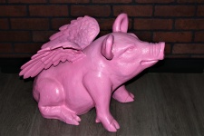 Cerdo rosa con alas