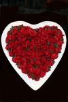 Corazón de rosa roja sobre fondo negro
