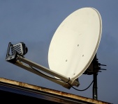 Satellietschotel op het dak