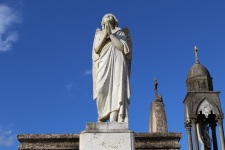 Escultura de um anjo rezando