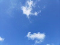 Cielo con nubes pequeñas