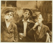 Foto de época de fumadores chicos