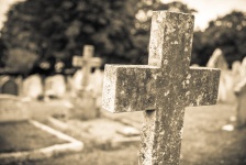 Cruz de piedra en el cementerio