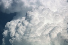 Nori de furtuni Aproape