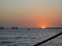 Zachód słońca od nabrzeża z liny
